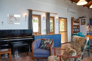 扎戈拉Sunray Luxury Apartment Zagora with piano的客厅配有钢琴和椅子