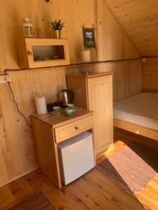 新瓦罗什Oaza mira, Kokin Brod的小屋内带一张床和一张书桌的房间