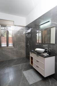 海法Golden Suite Bahai's Garden的一间带水槽和镜子的浴室