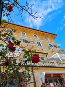 拉帕洛Hotel Canali, Portofino Coast的前面有玫瑰的黄色建筑
