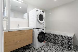 马赛JOLIETTE - Charmant T4 avec terrasse的一个带洗衣机和烘干机的浴室