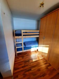 LatschachChalet Dobratsch的小房间设有两张双层床和木地板
