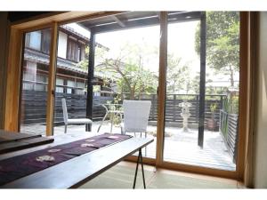 长滨市Kishida House - Vacation STAY 36589v的一间设有滑动玻璃门的客房,可通往庭院