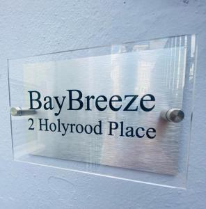 普里茅斯BayBreeze Apartment The Hoe的门上的标志,上面写着海风,好莱坞的画面