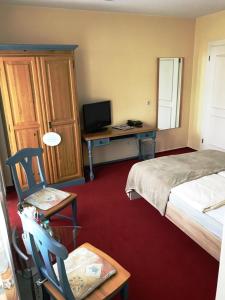 博登湖畔克雷斯波洛祖尔卡佩勒酒店的一间卧室配有一张床和一张带电脑的书桌