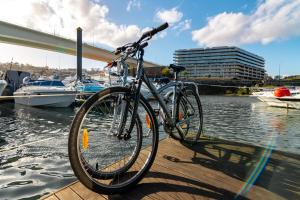 波尔图Oporto Douro Floating House的停在水边的码头上的自行车