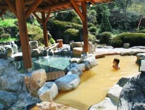 下吕市Minpaku Taki - Vacation STAY 12840的水中的人,有岩石