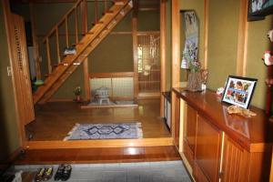 下吕市Minpaku Taki - Vacation STAY 12840的走廊设有楼梯和客厅