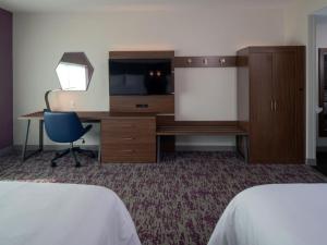Holiday Inn Express & Suites - Little Rock Downtown, an IHG Hotel的电视和/或娱乐中心