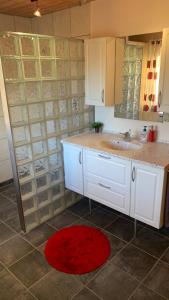 海耶斯Stylish vacation home - close to sea and nature的厨房配有白色橱柜和红色地毯