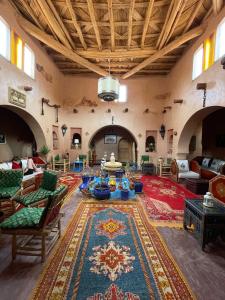 阿伊特本哈杜Riad Paradise of Silence的一个大客厅,有大地毯