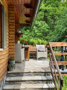 莫德拉Wooden house in the nature的房屋内带桌椅的庭院