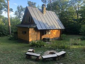 莫德拉Wooden house in the nature的一间黑色屋顶的小砖屋