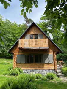 莫德拉Wooden house in the nature的房屋的顶部设有阳台