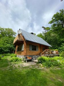 莫德拉Wooden house in the nature的小木屋,带金属屋顶