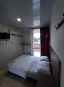 CeretéHotel Venecia的卧室配有白色的床和窗户