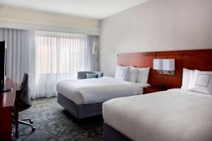米德尔敦纽波特米德尔顿万怡酒店的酒店客房配有两张床和一张书桌
