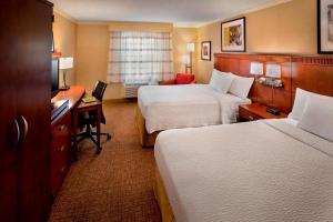 丹弗斯波士顿丹弗斯万怡酒店的酒店客房配有两张床和一张书桌
