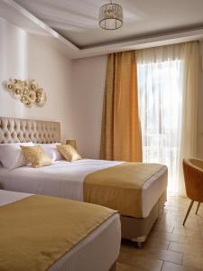 拉加纳斯Athina Studios的酒店客房设有两张床和窗户。