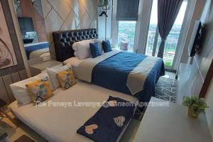 泗水The Paneya Lavanya @Benson Apartment的一间卧室设有一张大床和一个窗户。