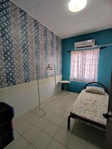 巴西古当Rumah teres 2 tingkat & 3 bilik的一间医院间,配有床和窗户