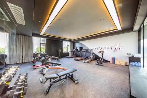 南京江宁滨江开发区石刻湖亚朵酒店的健身中心和/或健身设施