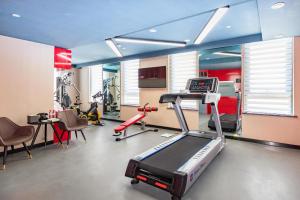潍坊潍坊火车站青年路亚朵酒店的健身房设有跑步机和椭圆机
