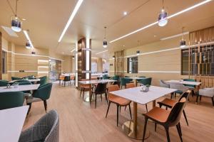 鄂州鄂州市政府亚朵酒店的餐厅内带桌椅的用餐室