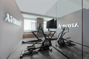 西双版纳告庄亚朵酒店的健身中心和/或健身设施
