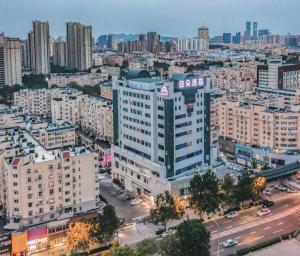 青岛青岛CBD杭州路亚朵酒店的城市空中景观和建筑