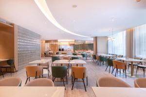 武汉武汉国际博览中心四新亚朵酒店的用餐室配有桌椅