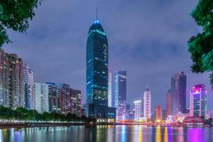 武汉武汉广场汉口金融中心亚朵酒店的城市天际线,夜晚有高楼