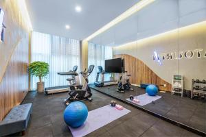 西安西安经开高铁北站行政中心亚朵X酒店的健身房设有健身器材和大型玻璃墙