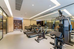 重庆重庆南坪步行街亚朵酒店的健身房,配有各种跑步机和机器
