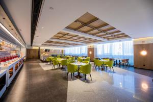 龙岗深圳龙岗中海信亚朵S酒店的用餐室设有桌椅和窗户。