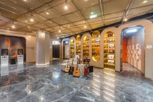 苏州苏州盘门古运河轻居音乐酒店的展示着一束吉他的房间