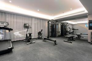 武汉武汉光谷广场杨家湾亚朵酒店的一间健身房,里面配有跑步机和机器