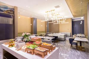 合肥合肥蜀山高新产业园长江西路亚朵酒店的酒店大堂提供自助餐