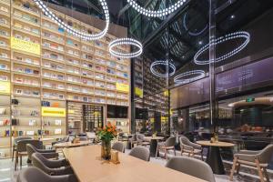 无锡无锡南长街亚朵S酒店的餐厅设有桌椅和吊灯。