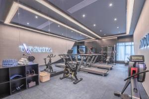 南京江北新区工业大学亚朵酒店的健身中心和/或健身设施
