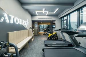 苏州苏州高铁北站亚朵酒店的健身房,配有跑步机和有氧运动器材