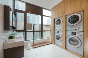 西安西安经开高铁北站行政中心亚朵X酒店的洗衣房配有2台洗衣机和水槽