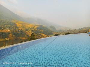 萨帕Sapa Eco Villas & Spa的大型山景游泳池