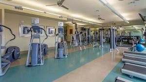 休斯顿2bedroom 1Bath 10 mins to Texas Medical的健身房设有跑步机和椭圆机