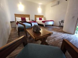 萨尤利塔VILLA DEL PEZ的客厅配有两张床和一张桌子