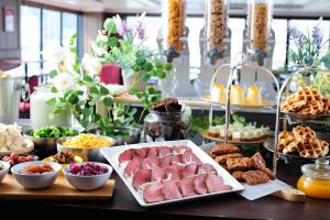 神户Centurion Hotel&Spa Vintage Kobe的自助餐,餐桌上有许多不同类型的食物
