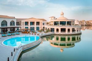 迪拜Copthorne Lakeview Hotel Dubai, Green Community的一座带水中游泳池的大型建筑