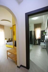 索伦托Guest House Le Tre Isole Sorrento的一间设有一张床和镜子的房间