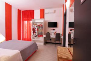 索伦托Guest House Le Tre Isole Sorrento的酒店客房 - 带一张床和用餐室