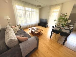 里加Cozy Home Apartment Kaivas, free parking, self check-in的客厅配有沙发和桌子